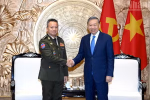El secretario general del Partido Comunista de Vietnam y presidente del país, To Lam, y el general Tea Seiha, viceprimer ministro y ministro de Defensa de Camboya.