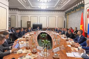 El secretario del Comité del Partido Comunista de Vietnam en Hanói, Tran Duc Thang, se reúne con el secretario de Estado y viceministro de Transportes de Rusia, Dmitry Zverev.