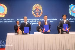 Representantes de Vietnam, Camboya y Laos firman un comunicado conjunto. (Foto: VNA)