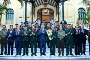 El secretario general del Partido Comunista de Vietnam y presidente del país, To Lam, y los delegados asisten a la ceremonia.