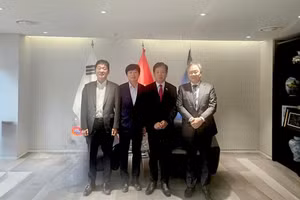 El embajador vietnamita en Corea del Sur, Vu Ho (segundo desde la derecha), junto a directivos de la empresa Jeju Semiconductor y socios. (Foto: Embajada de Vietnam en Corea del Sur)