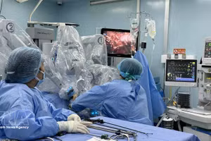 Los médicos del Hospital Binh Dan realizan cirugía robótica. (Foto: VNA)