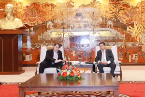 El vicepresidente permanente del Comité Popular de Hanói, Duong Duc Tuan, recibe al embajador de Austria en Vietnam, Philipp Agathonos, y a una delegación de empresas austriacas.