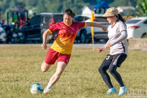 Con orgullo, no solo defienden los colores de Nam Tuan, sino también representan a las mujeres de las zonas montañosas que compaginan las responsabilidades familiares y laborales con su pasión por el fútbol.