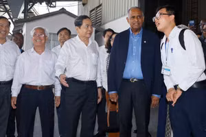 El presidente de la Asamblea Nacional de Vietnam, Tran Thanh Man, y su similar de Costa de Marfil, Patrick Achi, visitan la empresa agrícola de alta tecnología Trung An. (Foto: VNA)