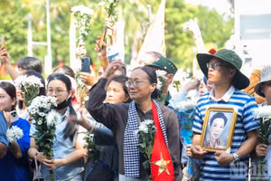 Ciudadanos de Ciudad Ho Chi Minh dan el último adiós a los mártires.