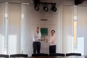 El editor en jefe de la Revista Comunista de Vietnam, Duong Trung Y, (derecha) entrega un obsequio a la dirección de la Agencia Italiana de Noticias (ANSA). (Foto: tapchicongsan.org.vn)