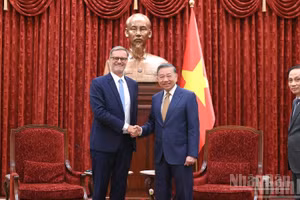El secretario general del Partido Comunista y presidente de Vietnam, To Lam, recibe al embajador de Francia en Hanói, Olivier Brochet.
