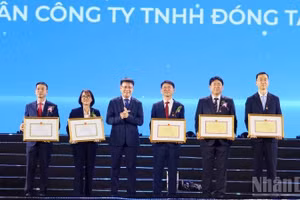 Le Do Muoi, jefe de la Administración Marítima y de Vías Navegables de Vietnam, entrega un certificado de mérito a un representante de HD Hyundai Vietnam. (Foto: Vu Tan)