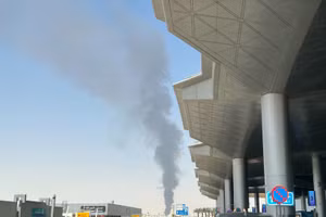 Se observa humo elevándose cerca del Aeropuerto Internacional Rey Khalid en Riad, Arabia Saudita, el 19 de septiembre de 2026. (Foto: VNA)