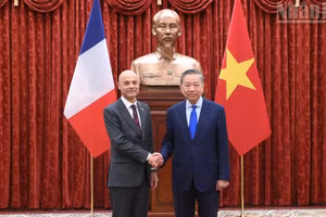 El secretario general del Partido Comunista y presidente de Vietnam, To Lam, recibe al embajador de Francia, Didier Le Bret.