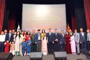 Funcionarios de la embajada de Vietnam en Bulgaria posan para una foto conmemorativa. (Foto: Embajada de Vietnam en Bulgaria)