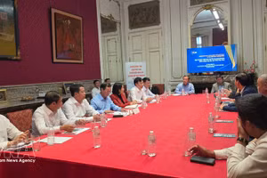 En la reunión entre la delegación de Phu Tho y representantes de ViLab (Foto: VNA)