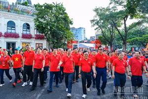 Los dirigentes de los ministerios de Seguridad Pública y de Defensa, así como los del periódico Nhan Dan, caminan alrededor del lago Hoan Kiem en respuesta a la caminata "Avanzamos con Vietnam". (Foto: Duy Linh-The Dai).