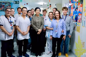 Ngo Phuong Ly, esposa del secretario general del Partido Comunista y presidente de Vietnam, To Lam, junto con directivos y trabajadores del Hospital Universitario Infantil Reina Fabiola. (Foto: VNA)