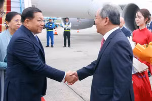 [Foto] Presidente de Myanmar y su esposa llegan a Hanói para iniciar visita oficial a Vietnam
