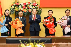 [Foto] Legislador vietnamita entrega insignias por 35 años de membresía del PCV a dirigentes de Asamblea Nacional