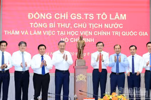 El secretario general del Partido Comunista y presidente de Vietnam, To Lam, y los líderes de la Academia Nacional de Política Ho Chi Minh.
