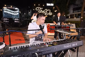 El cantante Vinh Khuat interpreta la canción “Demasiado tiempo”.