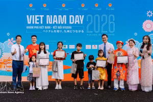 Los organizadores entregan premios a niños vietnamitas de segunda y tercera generación que participan en el programa "Vietnam en mí", en el marco del "Día de Vietnam" 2026. (Foto: VNA)