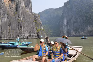 Turistas extranjeros visitan la Bahía de Ha Long. (Foto: VNA)