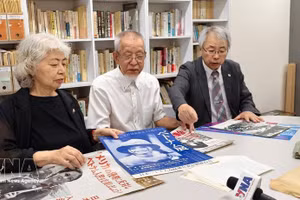 Miembros veteranos de la Asociación de Amistad Japón-Vietnam recuerdan la época en que participaron en el movimiento de apoyo a Vietnam. (Foto: VNA)