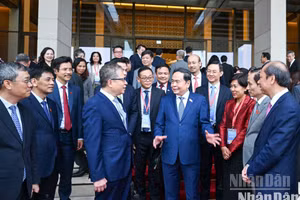 El presidente de la Asamblea Nacional vietnamita, Tran Thanh Man, y los líderes del Ministerio de Relaciones Exteriores, embajadores y jefes de las misiones diplomáticas vietnamitas en el extranjero. (Foto: Duy Linh)
