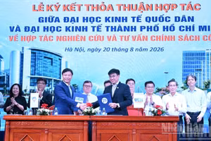Bui Duc Tho, secretario del Comité del Partido y director de la Universidad Nacional de Economía, y Bui Quang Hung, secretario del Comité del Partido y director de la Universidad de Economía de Ciudad Ho Chi Minh, firman un acuerdo de cooperación en investigación y asesoramiento sobre políticas públicas entre ambos centros educativos.