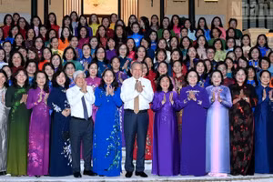 El secretario general y presidente de Vietnam, To Lam, y las diputadas de la Asamblea Nacional de la XVI Legislatura. (Foto: Dang Khoa)