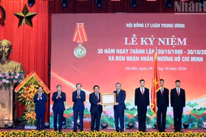 El secretario general del Partido Comunista y presidente de Vietnam, To Lam, entrega la Orden Ho Chi Minh al Consejo Teórico Central. (Foto: Dang Khoa)