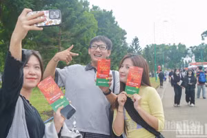 [Foto] Largas colas de jóvenes para recibir entradas del concierto “Patria en el corazón” en Ciudad Ho Chi Minh