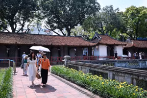 Turistas visitan el Monumento Nacional Especial Van Mieu-Quoc Tu Giam (Hanói). (Foto: Tran Hai)