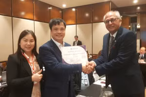 Nguyen Van Khoa (centro) es reelegido vicepresidente de ASOCIO por tercer mandato consecutivo. (Foto: VINASA)