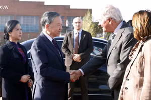Autoridades belgas despiden al secretario general del Partido Comunista y presidente de Vietnam, To Lam, y a su esposa, Ngo Phuong Ly, en el aeropuerto militar de Melsbroek, Bruselas. (Foto: VNA)