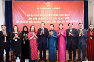 [Foto] Máximo legislador de Vietnam y su esposa se reúnen con comunidad vietnamita en Mongolia