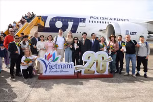 La ceremonia de bienvenida al visitante número 20 millones en el aeropuerto de Phu Quoc. (Foto: VNA)