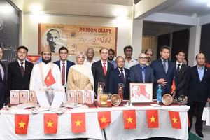 Asistentes a la ceremonia de presentación de la colección de poemas “Diario de prisión” en urdu e inglés. (Foto: Embajada de Vietnam en Pakistán)