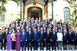 [Foto] Máximo líder de Vietnam se reúne con ex altos dirigentes del país