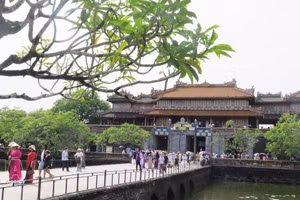 Numerosos turistas visitan la Ciudadela Imperial de Hue (Foto: VNA). 