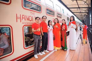Experiencias en el tren turístico Hanói 5 Puertas. (Fuente: baodautu.vn)