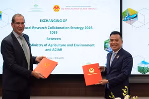 El doctor Nick Austin, director ejecutivo en funciones del ACIAR, y el viceministro de Agricultura y Medio Ambiente de Vietnam Dang Ngoc Diep intercambian ejemplares de la Estrategia de Cooperación en Investigación Agrícola 2026-2035, en Canberra, el 11 de agosto de 2026. (Foto: ACIAR)