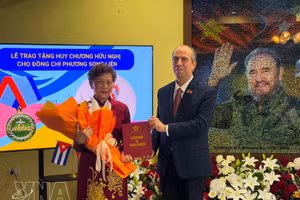 El embajador de Cuba en Vietnam, Rogelio Polanco Fuentes, entrega la Medalla de Amistad a Phuong Song Lien, vicepresidenta de la Asociación de Amistad Vietnam-Cuba y titular del Club de Estudiantes Vietnamitas Graduados en Cuba. (Fuente: VNA)