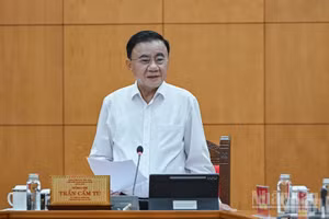 El miembro del Buró Político y permanente del Secretariado del Comité Central del Partido Comunista de Vietnam, Tran Cam Tu, interviene en la reunión. (Foto: DUY LINH)