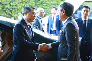 Altos funcionarios indios despiden al primer ministro Le Minh Hung, quien concluye su participación en la XVIII Cumbre de los BRICS y sus actividades bilaterales en la India. (Foto: Duong Giang/VNA)