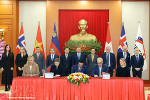 El secretario general del Partido Comunista y presidente de Vietnam, To Lam, y los delegados presencian la ceremonia de firma del Tratado de Libre Comercio entre Vietnam y la Asociación Europea de Libre Comercio (VEFTA). (Foto: VNA)