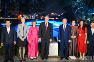 El secretario general del PCV y presidente de Vietnam, To Lam, y su esposa, Ngo Phuong Ly, junto con el presidente suizo, Guy Parmelin, y su cónyuge, Caroline Parmelin, y otros delegados, posan junto al gigantesco Reloj Floral Suizo, situado a orillas del lago Hoan Kiem. La obra fue un significativo regalo del alcalde de Berna (Suiza) a Hanói con motivo del milenio de Thang Long-Hanói, celebrado en 2010.