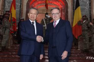 El primer ministro belga, Bart De Wever, recibe al secretario general del PCV y presidente de Vietnam, To Lam. (Foto: Thong Nhat/VNA)