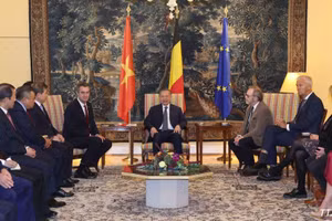 El secretario general del PCV y presidente de Vietnam, To Lam, se reúne con el presidente de la Cámara de Representantes, Peter De Roover (derecha), y el presidente del Senado, Vincent Blondel (izquierda). (Foto: VNA)
