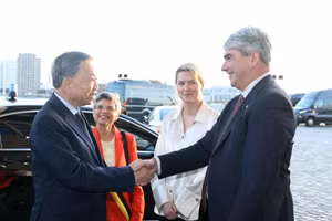 Los dirigentes del puerto de Amberes-Brujas reciben al secretario general del PCV y presidente de Vietnam, To Lam. (Foto: VNA)