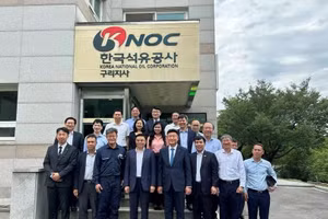 El ministro Le Manh Hung visita y trabaja en las instalaciones de almacenamiento de petróleo de Guri, pertenecientes a la KNOC. Foto: Ministerio de Industria y Comercio. (Foto: VNA)